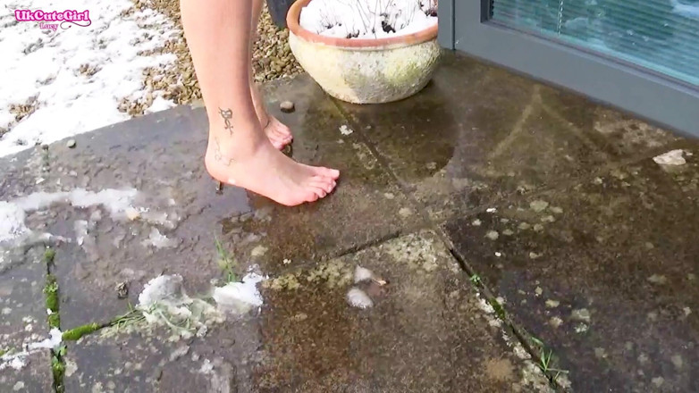 UKCuteGirl Lucy Lauren: Piedi nudi nella neve sfida al congelamento dei piedi della...