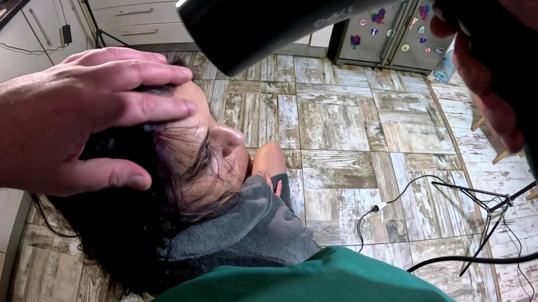 MilfyCalla: Muie cu matură sexy cu halat de păr, uscare și perie,...