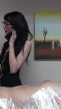 Audrey Lavey yarak emiyor