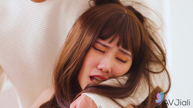 AV Jiali: 섹시한 갈색 머리의 그녀의 첫 포르노 공연