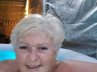 Uk Joolz: Hot tub time