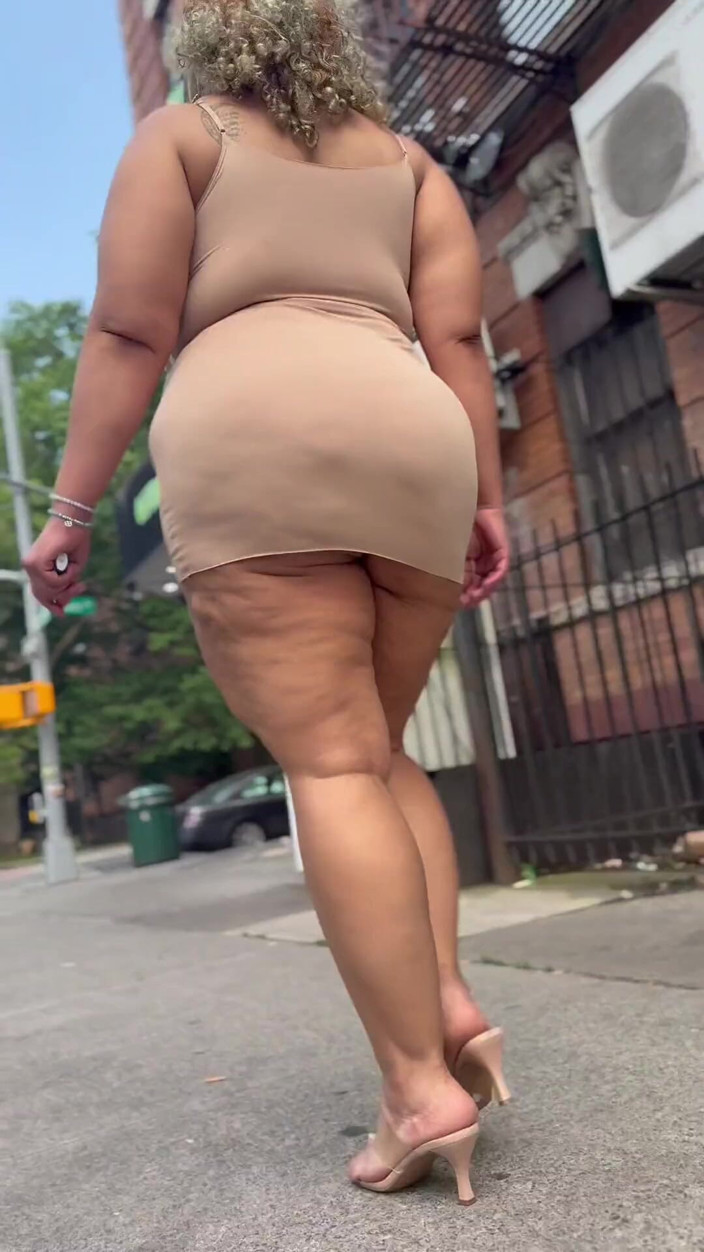 PutiLing: Boricua Mami - jambes épaisses - gros cul - mini-jupe - talons hauts talons aiguilles -...