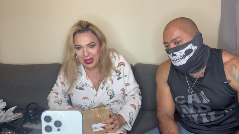 Wesley Bull: Unboxing Hadiah: Kandang Kesucian, Buttplug Besar, dan banyak lagi