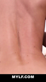 Blond MILF Tiffany Rousso sperma på tungan