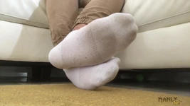 Tentarte con mis pies calcedos blancos - sudor empapado y solo esperando ser olido - parte 1