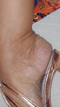 Selena's Feet Worship e Pose in Heels