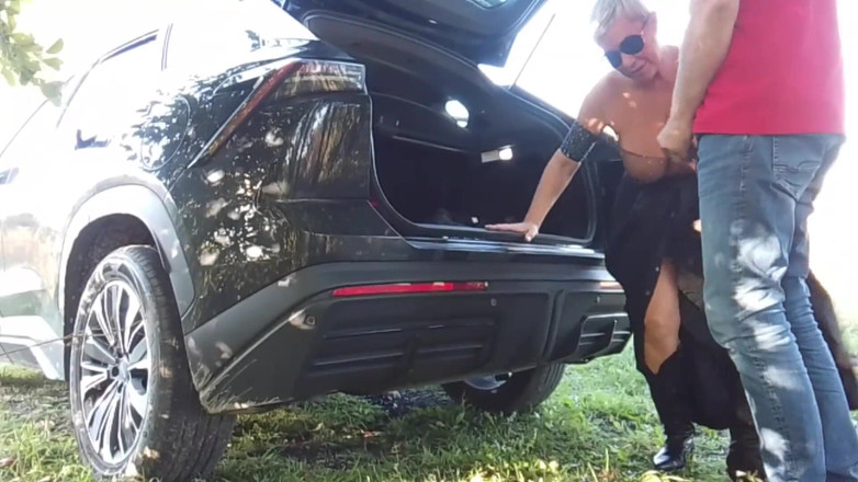 Crazyfamily 1970: タクシーの運転手は私を乗せてくれましたが、私はCAHを持っていなかったので、彼の玉とお尻を舐めなければなりませんでした