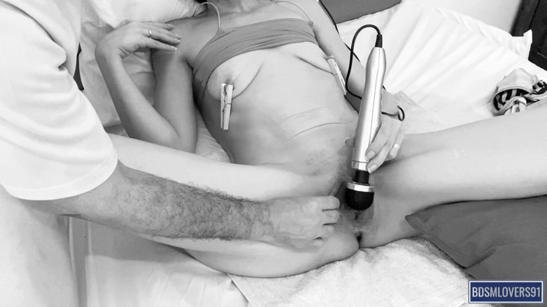 Bdsmlovers91: Partea 1 din 2 - Vibrațiile găozului au făcut-o atât de excitată