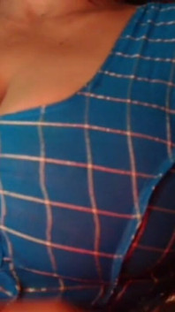 Spettacolo di tette calde che succhiano tette calde e succhiano capezzoli.