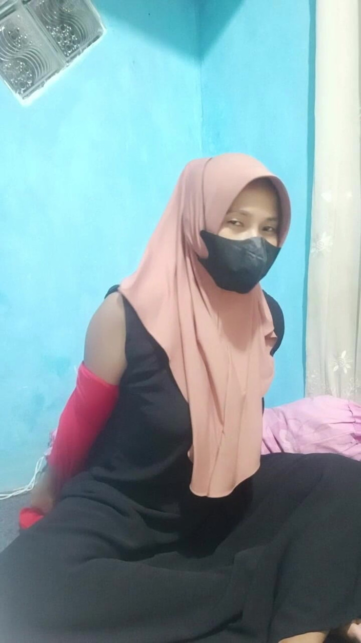 Riania: Hijab Girl Masturbating Thirsty Warmth