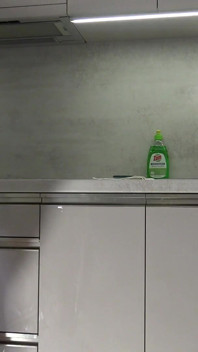 Tetona culona caliente y linda hermosa esposa toma su tanga para mostrar su apretado coño afeitado en la cocina