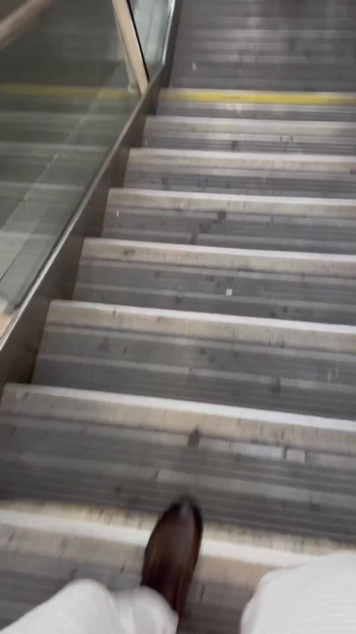 Kadu: Uomo d'affari in bagno, mi ha lasciato scopare