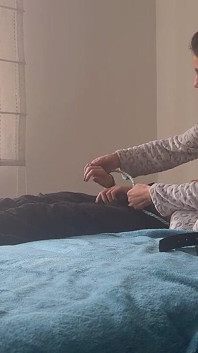 Ea mă leagă și apoi m-a așezat cu fața să am un orgasm