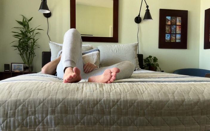 Hot Barefoot Dude: Annusa e assaggia i miei sexy piedi nudi