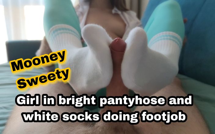 Mooney sweety: Flicka i ljusa strumpbyxor och vita strumpor som gör footjob