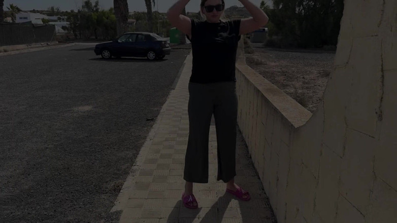 Emma Voyeur: Dívka Smáčí Kalhoty Na Veřejné Ulici