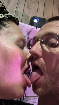 Hra Tounge dostala sexy líbání se všemi Tounge, které dostali
