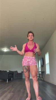 与Simone Steele的姿势姿势