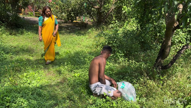 Tightmaal: Bhabhi desi baru melihat lelaki sampah dan pergi kepadanya dan...