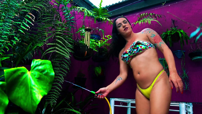 Rebeca Juicy: Stropind cu apă plantele și distrându-se!