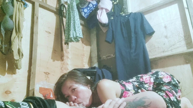 Arramia: La moglie filippina condivide la figa con la sua amica...