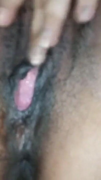 Makcik desi Netu mendedahkan buah dada besarnya dan pantat besar super seksi dan menikmati menjolok pepek dan dubur ketatnya
