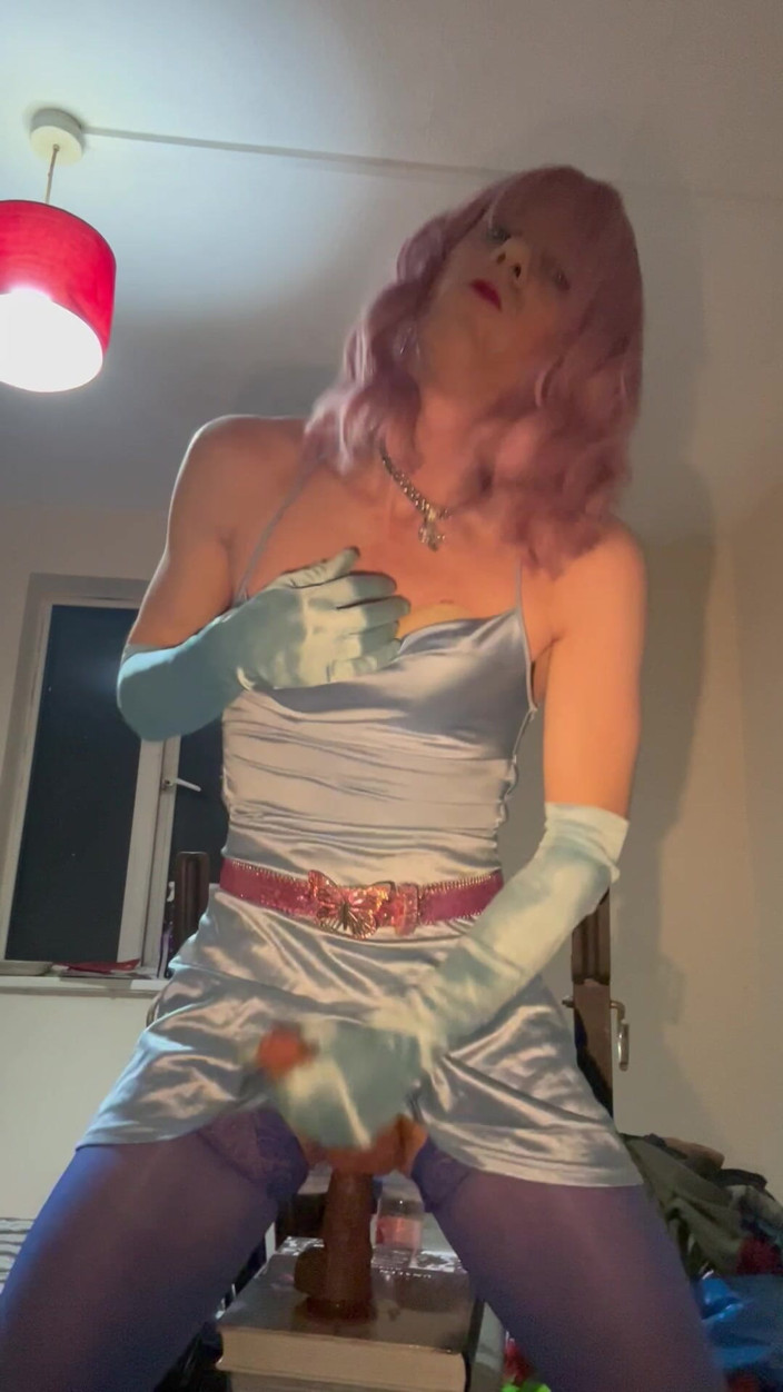 Jessica silk: Jess Silk își călărește vibratorul