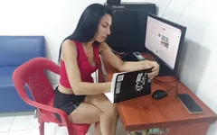 Orta yaşlı seksi karım üniversite için işini hazırlıyordu ve sikildi