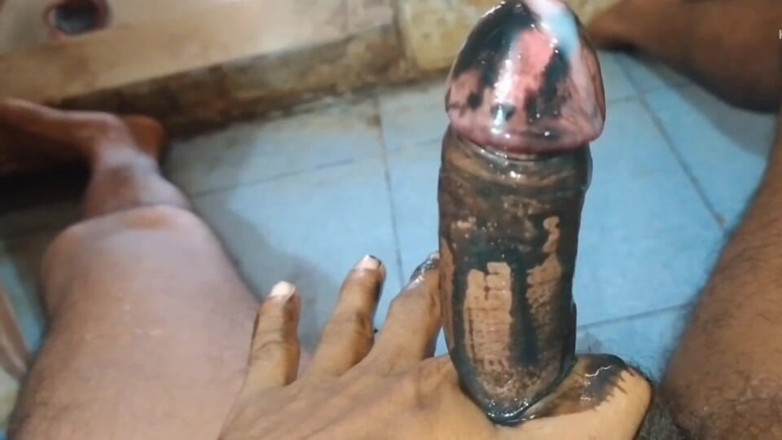 Desi Tits: Masturbación con la mano y corrida duro comunicación polla grande