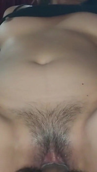 Eu estava tão excitada que tirei a camisinha da minha colega de trabalho e ele gozou na minha vagina