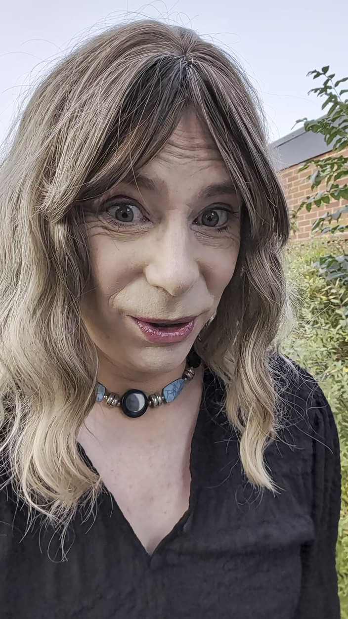NikkiGee: Pisse en plein air !