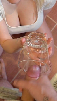 Mya Quinn se cepilla los dientes usando semen como pasta de dientes y orinar como lavado de la boca