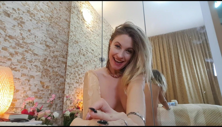 Erotic Tanya: Oral în gât adânc neglijant cu frișcă