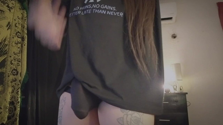Kimberly Polizzi: 美しいペニスをセクシーなパンティに擦りつける