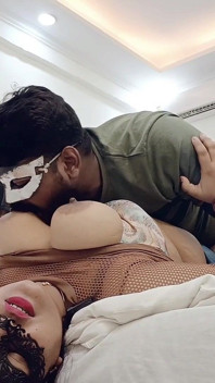 Vợ mới cưới hôn bf hai ngày trước khi kết hôn- video lan truyền chồng cũng nhìn thấy MMS của vợ