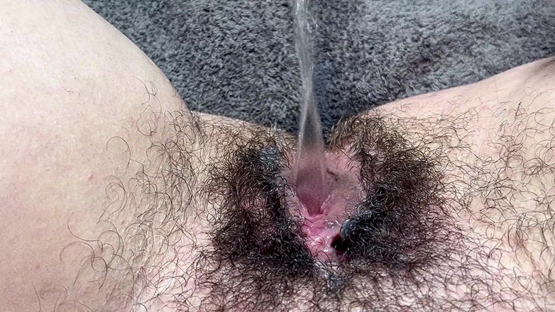 Roy1987: Девушка трет против и доводит себя до струйного оргазма / сквирта, пока соседка по комнате в душе