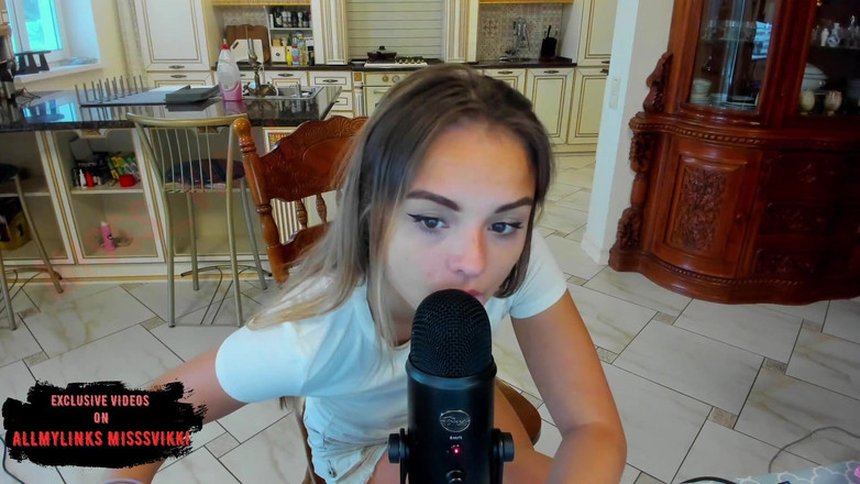 misss_vikki: Asmr College Girl liże mikrofon