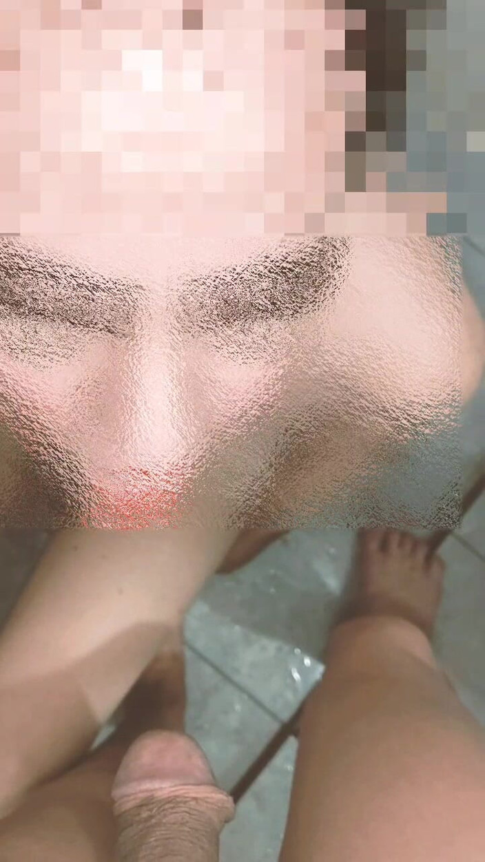 Ladyboy Karl: Golden Showar pissen onder de douche