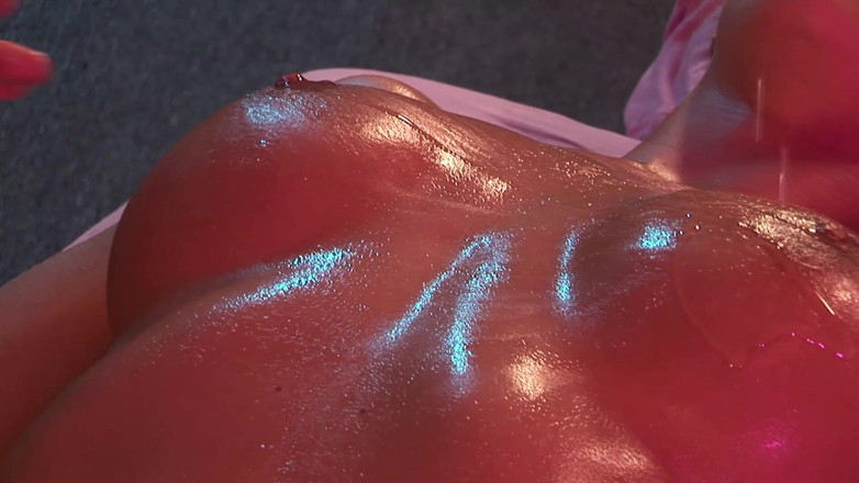 Pink Kitty: Naolejovaná Nicole Aniston vrtaná jako exxon