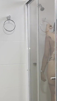 Mientras estoy follando a una chica en el baño de mi universidad