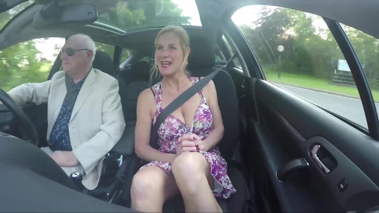 Dirty Doctors Clips: Knipperend en masturberend in de auto