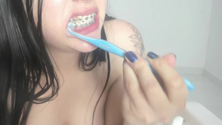 Golden domme: Diş fırçasıyla mastürbasyon yapıyorum - tükürüyorum