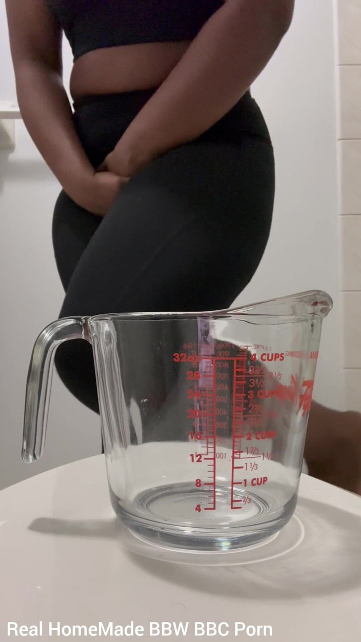 Super sexy ebony cuties: Robię tak, jak mi kazano trzymając moją wee przez cały...