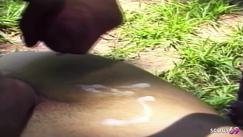 Shemale TS Collection: Kozatá hubená Shemale venku análně ošukaná tlustým ptákem