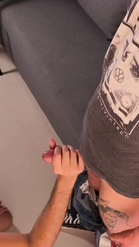 Papi Caliente Camilo Brown Dando Una Mamada Babosa a Flaco Twink Magic C Tragando Su Semen Espeso