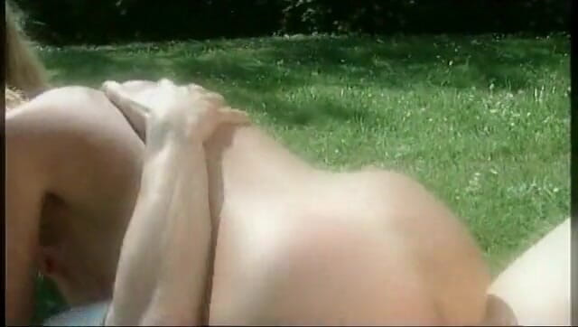European Classics: Rubia tetona y hermosa morena doble penetrada en orgía al...