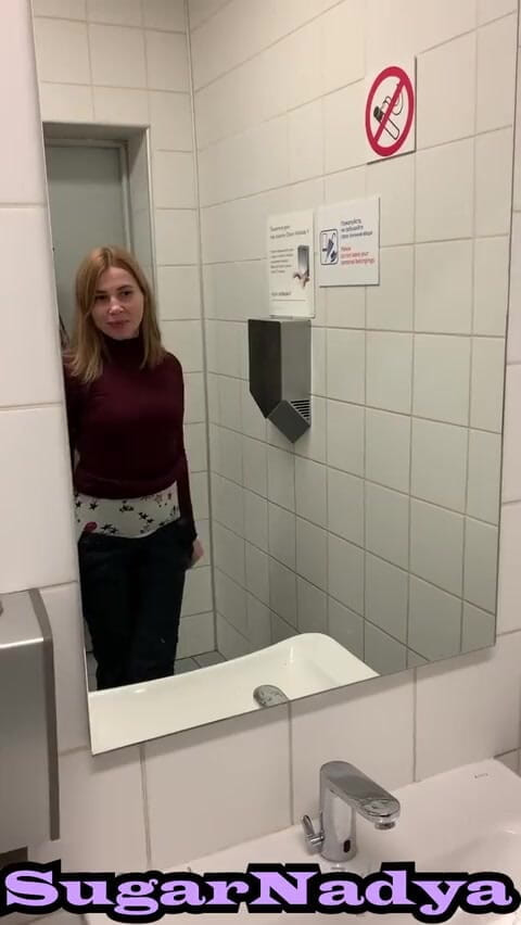 SugarNadya: Gick in i flygplatsens badrum med SugarNadya, klädde av henne...