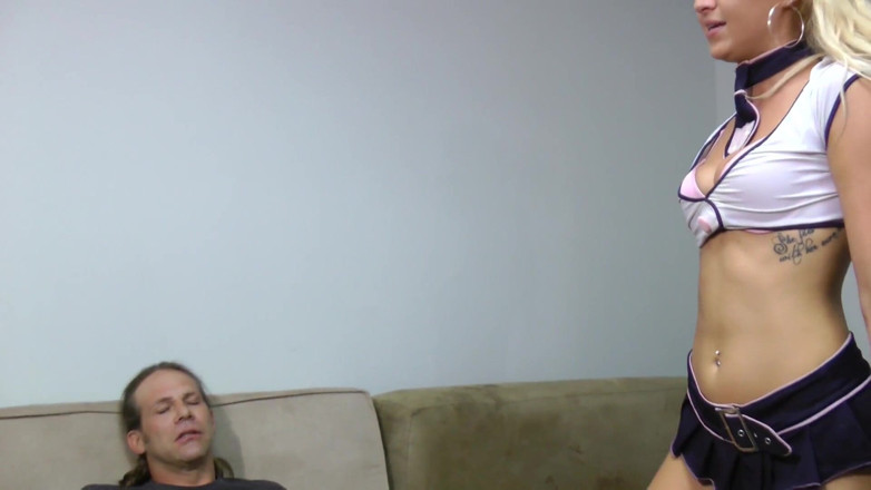 Femdom Sex: Blondes dominantes mädchen justine melkt ihren cuckold-sklaven, während sie ihn...
