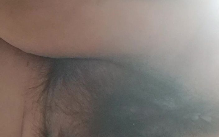 Mommy big hairy pussy: परिपक्व चोदने लायक मम्मी झुकी हुई है और उसे चोदा जा सकता है