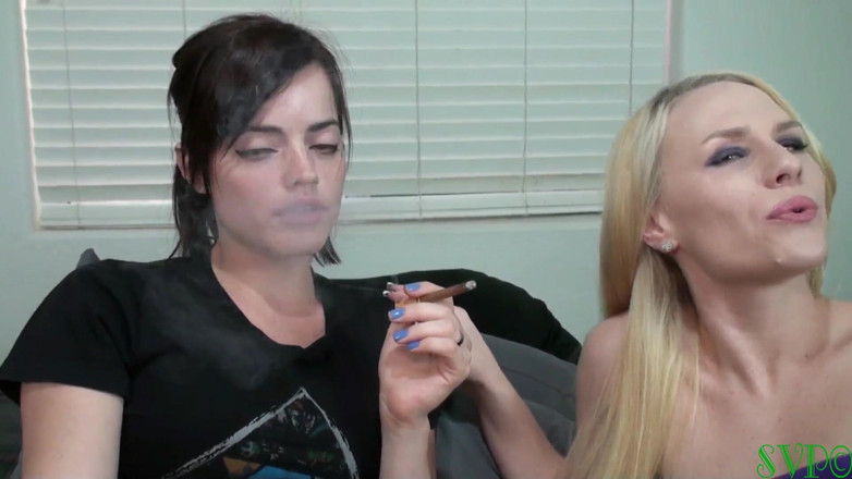 Hot lesbian Stepmothers & stepdaughters: Падчерка охоче приймає покарання мачухи